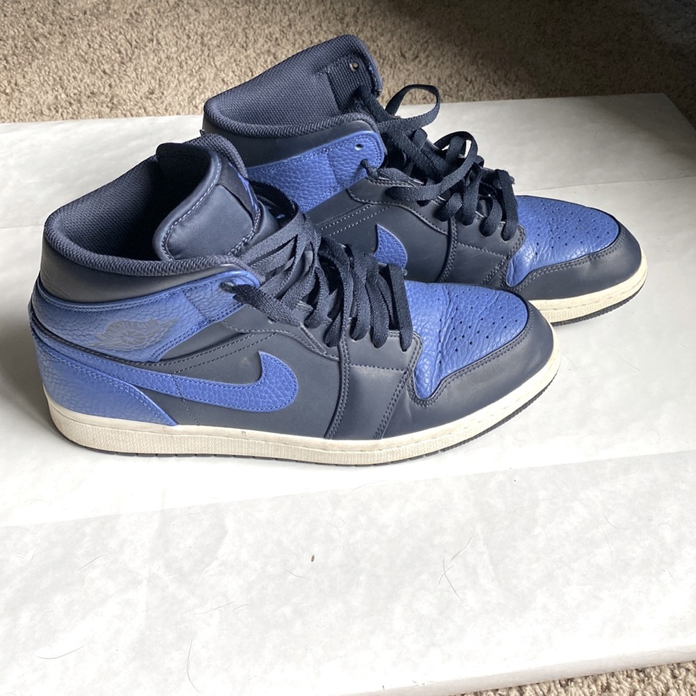 Nike Mens AJ 1 mid shoes
